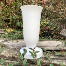 Váza hřbitovní bílá